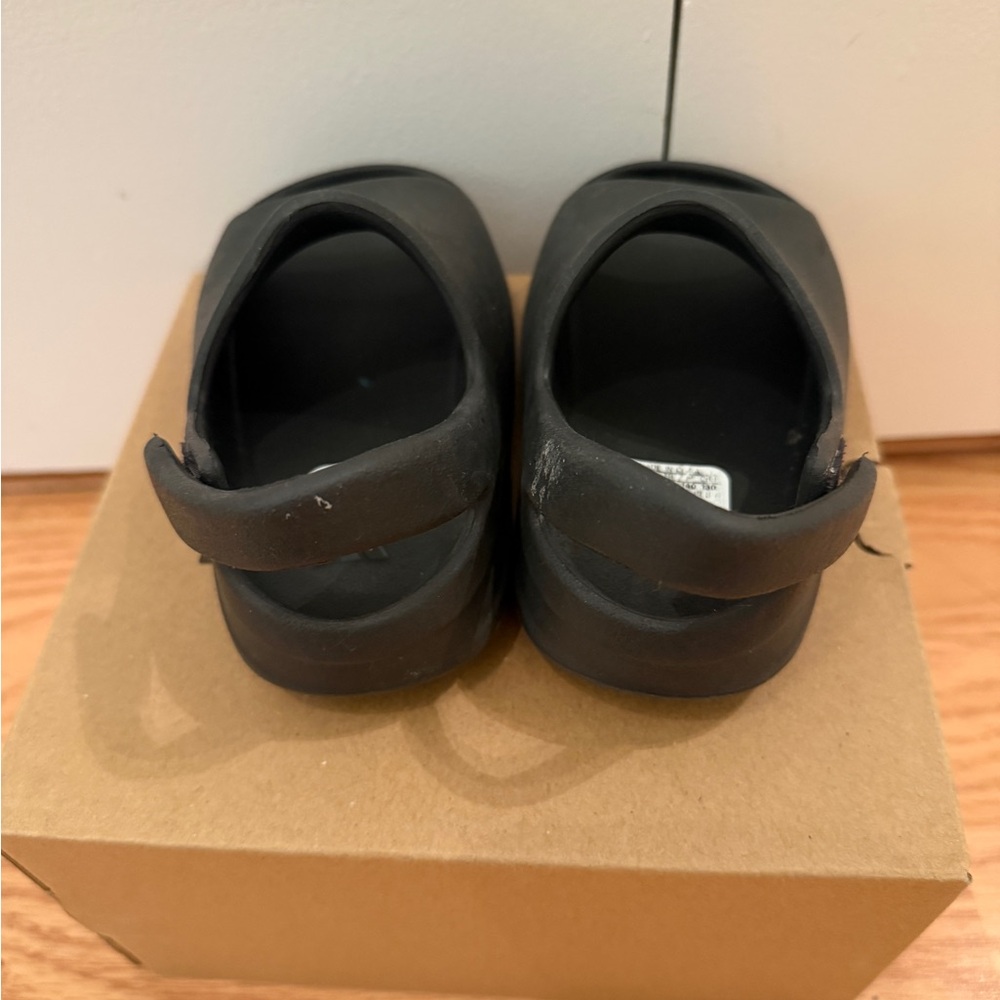 Yeezy Slides - Picture 3 of 9